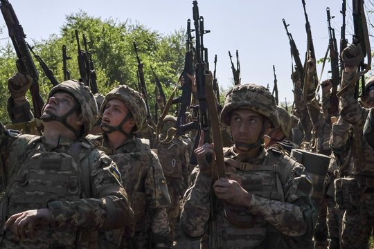 Karas Ukrainoje. Ukrainos gynybai – nerimą keliantis signalas: kas už to slypi
