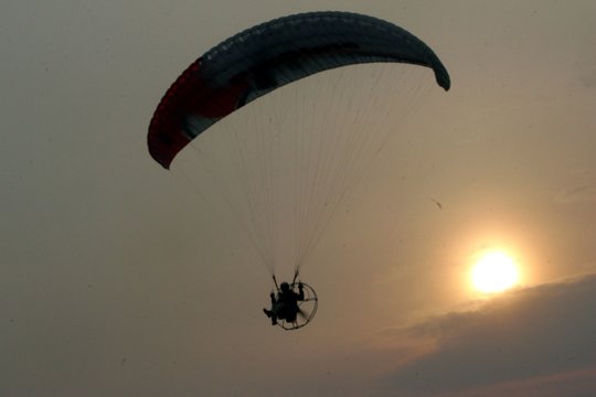 Šilutės r. laukuose nukrito parasparnis – pilotas ligoninėje