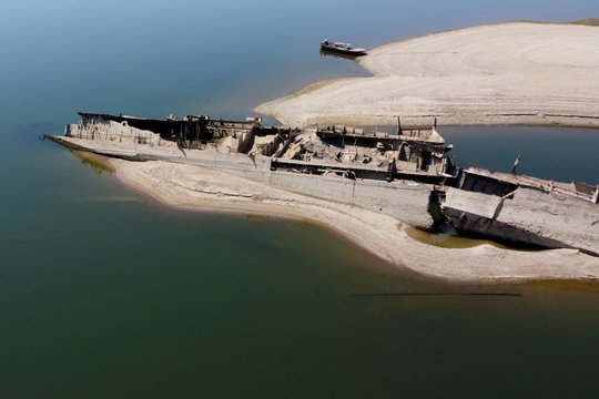 Dėl karščių nusekus upei, pasimatė nacių laivai