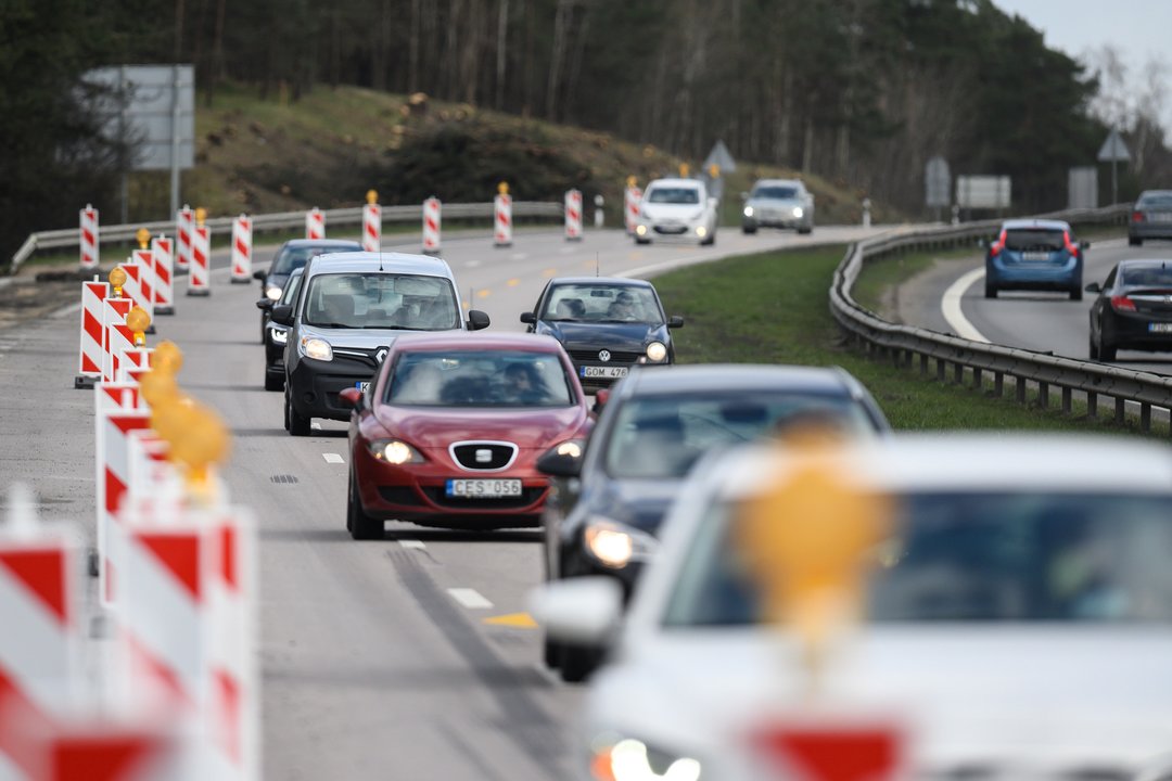 120 km/val. greitis negailestingas: suskaičiavo, kiek dar nuvažiuosite pamatę kliūtį
