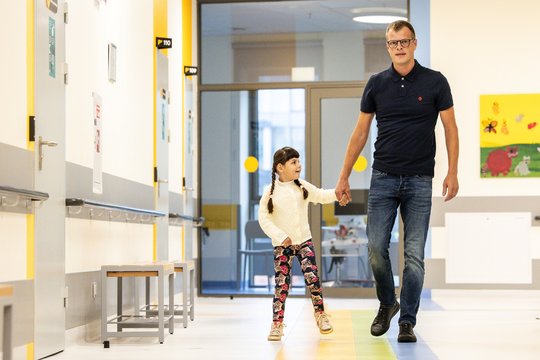 7-metė Milita žengė pirmuosius savarankiškus žingsnius po sunkios galvos traumos