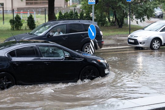 Artėjant liūčiai ekspertas įspėja vairuotojus: ši klaida gali kainuoti tūkstančius