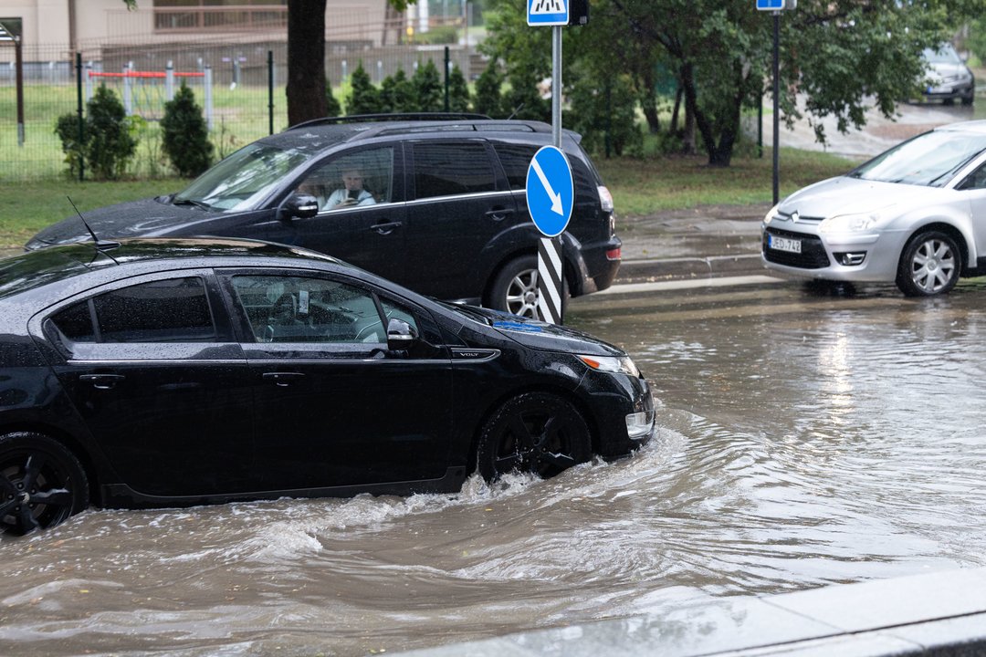 Artėjant liūčiai ekspertas įspėja vairuotojus: ši klaida gali kainuoti tūkstančius