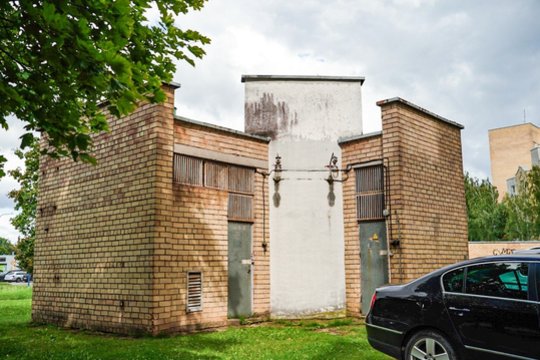 Panevėžyje parduoda statinį su netikėta praeitimi: tarp daugiabučių nepanaudotas stovėjo 15 metų