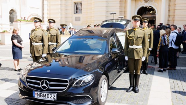 Pamatykite atsisveikinimo su K. Prunskiene akimirkas: amžinojo poilsio ji atguls Antakalnio kapinėse
