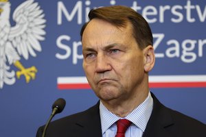 R. Sikorskis rimtai įgėlė K. Nawrockiui: Lenkijos prezidentas mėgina užgrobti valdžią