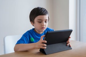 Ką skaitmeninis amžius padarė vaikų akims: gydytojai perspėja apie trumparegystės epidemiją