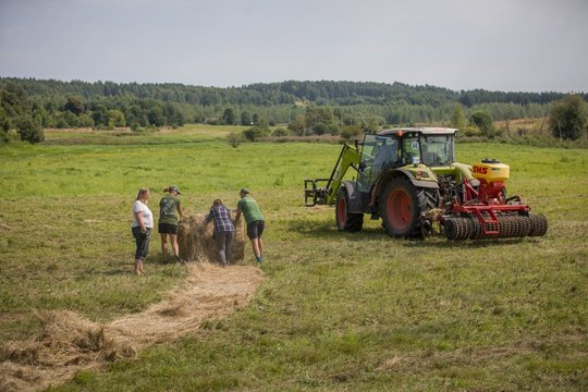 Baigiantis vasarai – šienapjūtė atvirkščiai: šieną vežė ne namo, bet į pievą