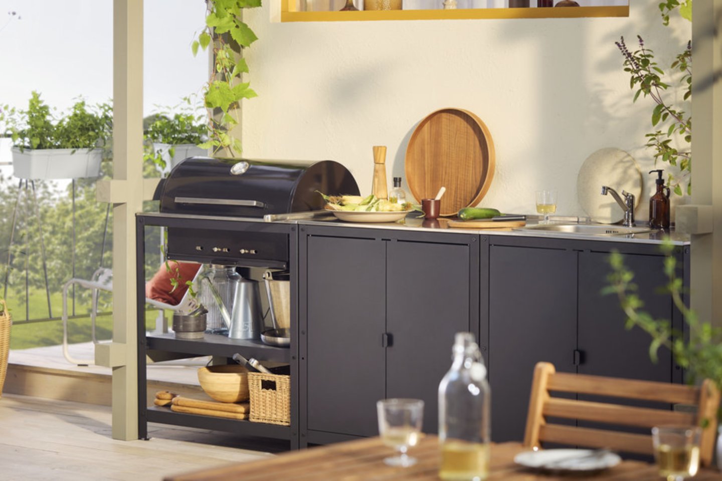Lauko virtuvė vis dažniau tampa natūralia namų tąsa – joje ne tik gaminama ir valgoma, bet ir leidžiamas laikas su artimaisiais.<br>Ikea nuotr.