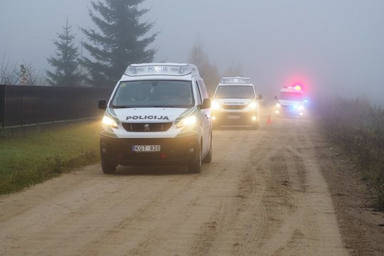 Po šeimos tragedijos Varėnos r. – naujausi faktai: ginklas – nelegalus, žmoną nušovęs žudikas galėjo būti pareigūnas