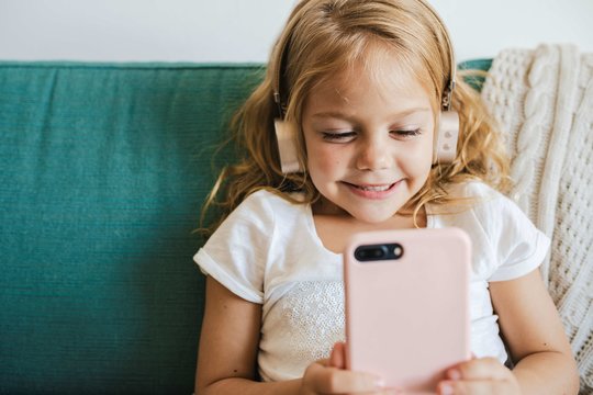 Pirmokas jau prašo telefono? Ekspertas pataria neskubėti – yra gerokai paprastesnis sprendimas