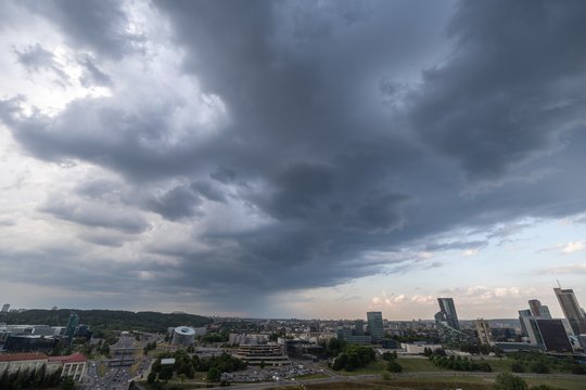 Sinoptikai atsakė, kokiais orais užbaigsime darbo savaitę: karščiai atsitrauks