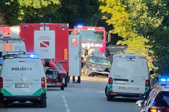 Pamatykite filmuotą medžiagą: ištrauktas į tvenkinį įskriejęs automobilis