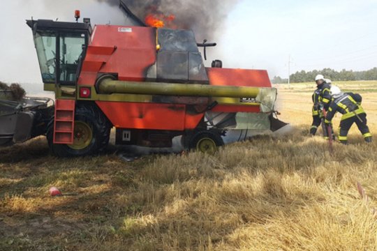 Prienų rajone gesinant degantį kombainą sutriko ugniagesio sveikata