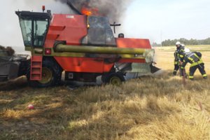 Prienų rajone gesinant degantį kombainą sutriko ugniagesio sveikata