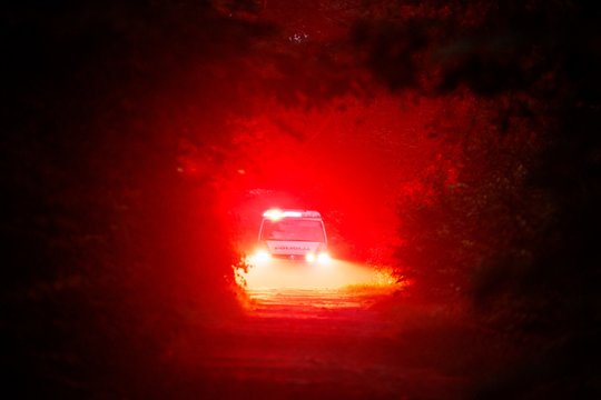 Pro langą paryčiais Plungėje žvilgtelėjęs vyras nustėro: žmona kieme virto gyvu fakelu