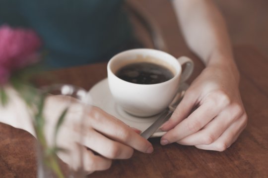 Neurologė perspėja: gerti kavą tokiu laiku – didžiulė klaida