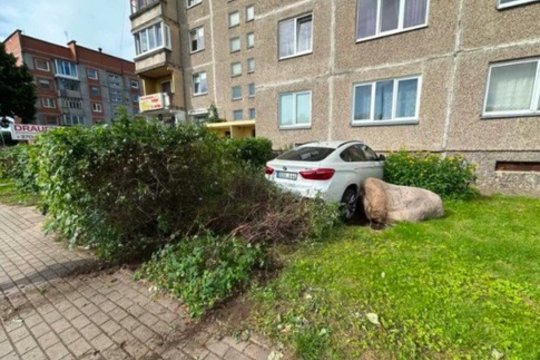 BMW Jurbarke taranavo daugiabutį: liudininkai prabilo apie didelį greitį