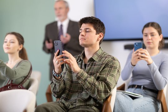 Telefonuose – daugiau nei asmeninės žinutės: tyrimas atskleidė, kiek informacijos mato pašaliniai