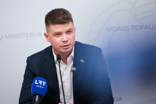Ar pasieniečiai bijo pasinaudoti ginklu? Ministerija užsimena apie būsimus pokyčius