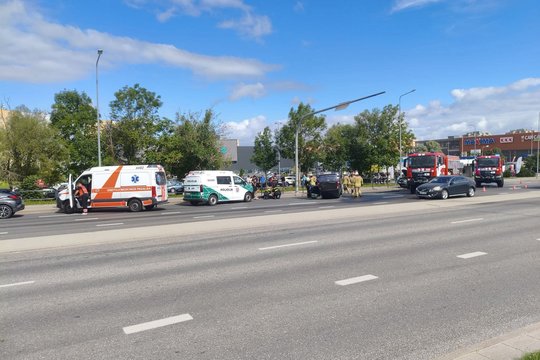 Šiauliuose 86 metų vyro vairuojamas „Opel“ sukėlė avariją – automobilis apvirto ant stogo