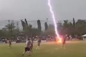 Siaubinga tragedija futbolo aikštėje: trenkus žaibui žuvo futbolininkas