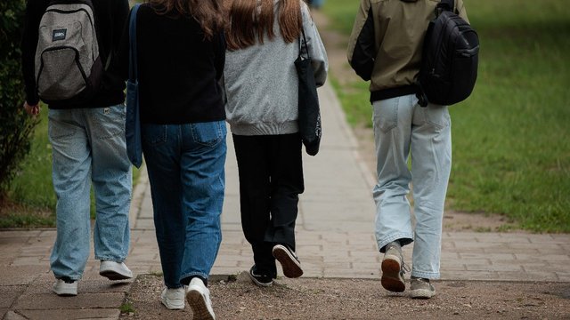 Ruošiantis naujiems mokslo metams – vaikų teisių tarnybos primena: štai apie ką būtina pasikalbėti