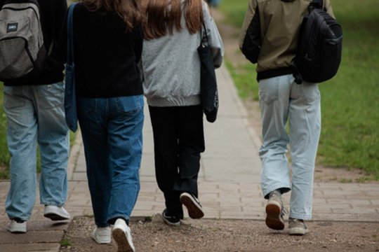 Ruošiantis naujiems mokslo metams – vaikų teisių tarnybos primena: štai apie ką būtina pasikalbėti