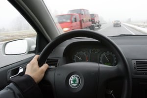 Stresas prie vairo: kaip jį suvaldyti, pataria psichologai ir instruktoriai