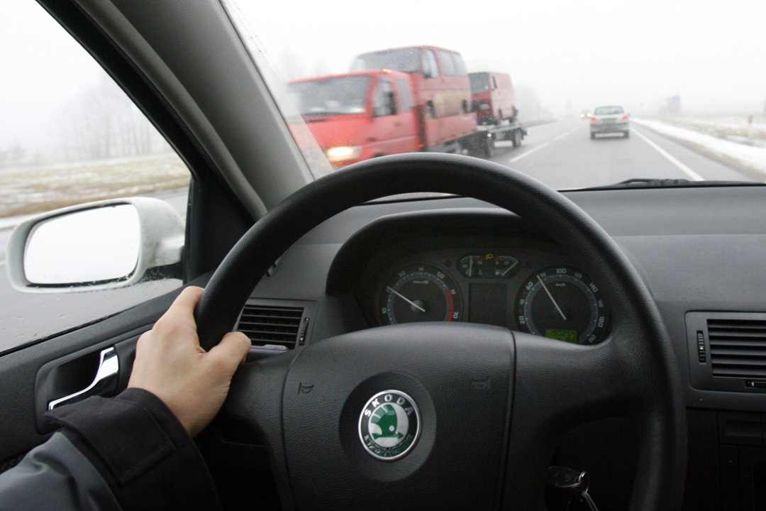 Stresas prie vairo: kaip jį suvaldyti, pataria psichologai ir instruktoriai