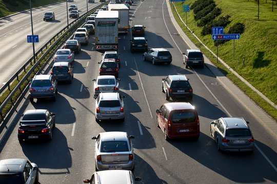 Autostradoje – milžiniška spūstis: sunkvežimis rėžėsi į atitvarus, nutempinėti teko itin ilgai