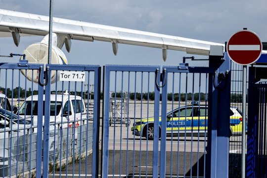 Po skandalo Leipcige – sujudimas virš karinės bazės vakarų Vokietijoje: pasirodė dronai