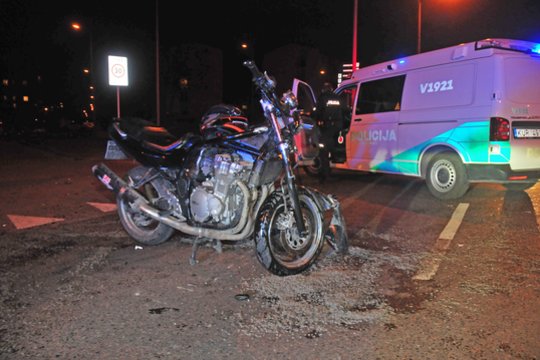 Vilniuje neatidus vairuotojas ir vėl nutrenkė motociklininką