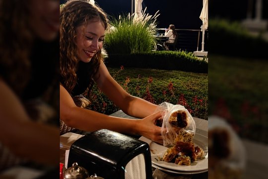 Rusijos turistės sukėlė skandalą Turkijoje: apsivogė, padarė žalos ir dar metė kaltinimus