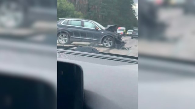 Avarijos vaizdai Varėnos rajone: po smūgio automobilis atsidūrė už kelio