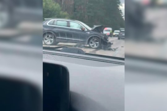 Avarijos vaizdai Varėnos rajone: po smūgio automobilis atsidūrė už kelio