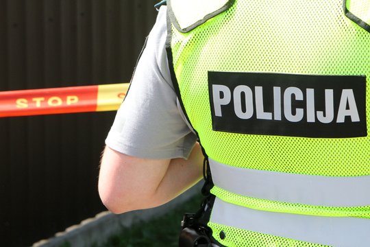 Anykščių r. savo automobilyje rastas peršautas vyras, šalia – teisėtai laikytas pistoletas