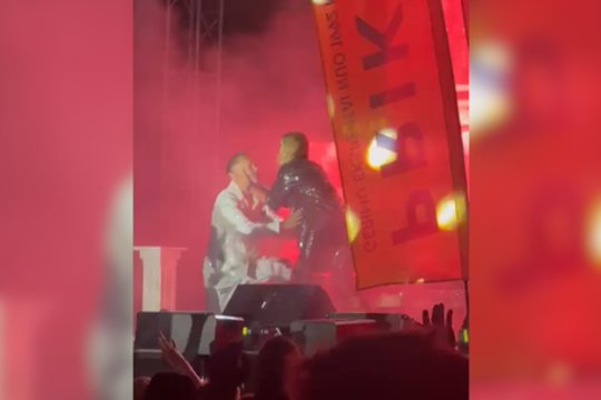 A. Tapinas žmoną pakvietė į sceną: pora leidosi į romantišką šokį