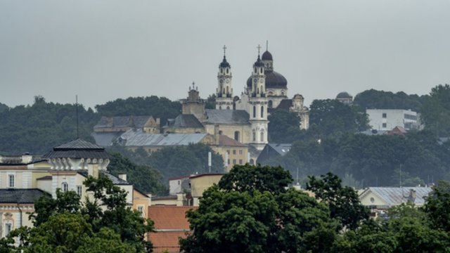 Savaitės pradžia su lietumi ir perkūnija: temperatūra dar sieks 30 laipsnių