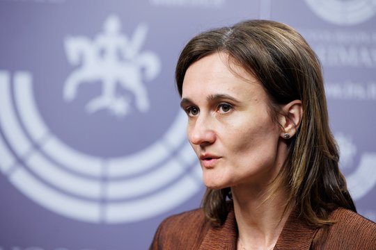 V. Čmilytė-Nielsen ragina skubiai peržiūrėti susitarimą dėl gynybos