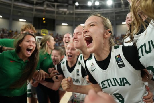 Dviguba pergalė: U18 Lietuvos merginų rinktinė iškovojo bronzą ir bilietą į A divizioną