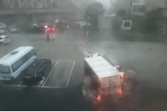 Galingiausias šių metų taifūnas pasiekė Kiniją: nufilmavo, kaip stiprus vėjas perverčia sunkvežimį