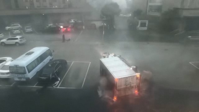 Galingiausias šių metų taifūnas pasiekė Kiniją: nufilmavo, kaip stiprus vėjas perverčia sunkvežimį