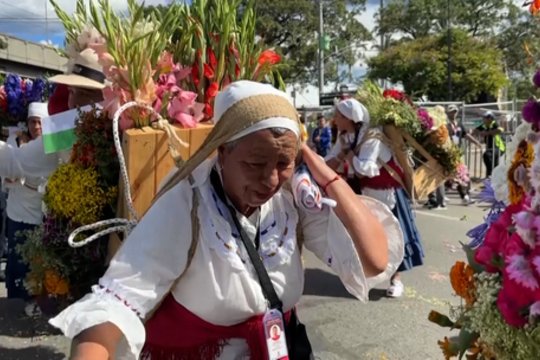 Kolumbijos Medeljino mieste prasidėjo spalvingasis Gėlių festivalis: pamatykite, kaip atrodė įspūdingos eitynės