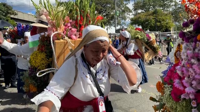 Kolumbijos Medeljino mieste prasidėjo spalvingasis Gėlių festivalis: pamatykite, kaip atrodė įspūdingos eitynės
