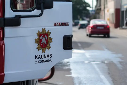 Kauno rajone užsidegė elektrinis dviratis: apdegė stadiono bėgimo takas