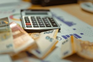 Santaupos sąskaitoje – saugu, bet ar visada naudinga? Ekspertas atsako, kada verta rinktis indėlį