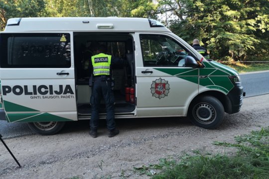 Vilniaus rajone nuo kelio nuvažiavo girto vyro vairuojamas traktorius – du žmonės paguldyti į ligoninę