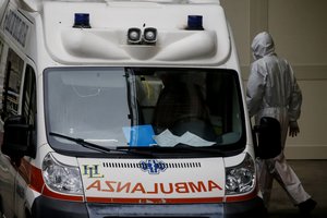 „TikToke“ prisižiūrėję melagienų, Transilvanijos kaimo gyventojai užpuolė medikų automobilį