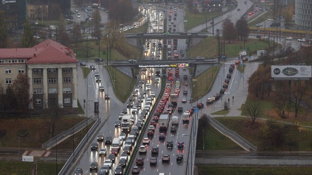 Vilniuje spūstys jau ir vasarą: gyventojai piktinasi dėl remontų, o meras tikina – verta pakentėti